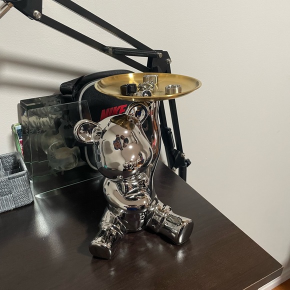 Bear stand with plate. Display, decoration, room - Picture 1 of 6